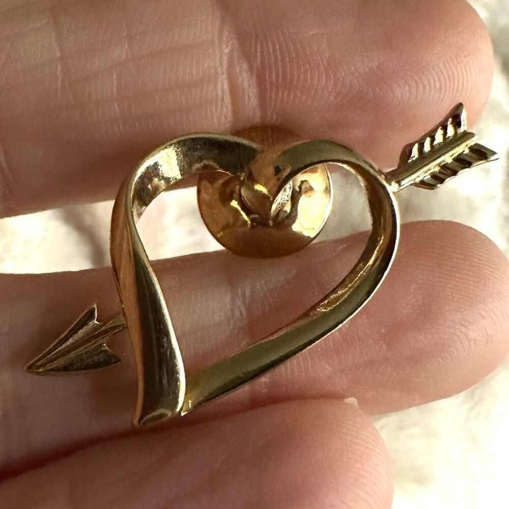 VINTAGE AVON "LOVE STRUCK" ARROW THROUGH THE HEART GOLd tone pin